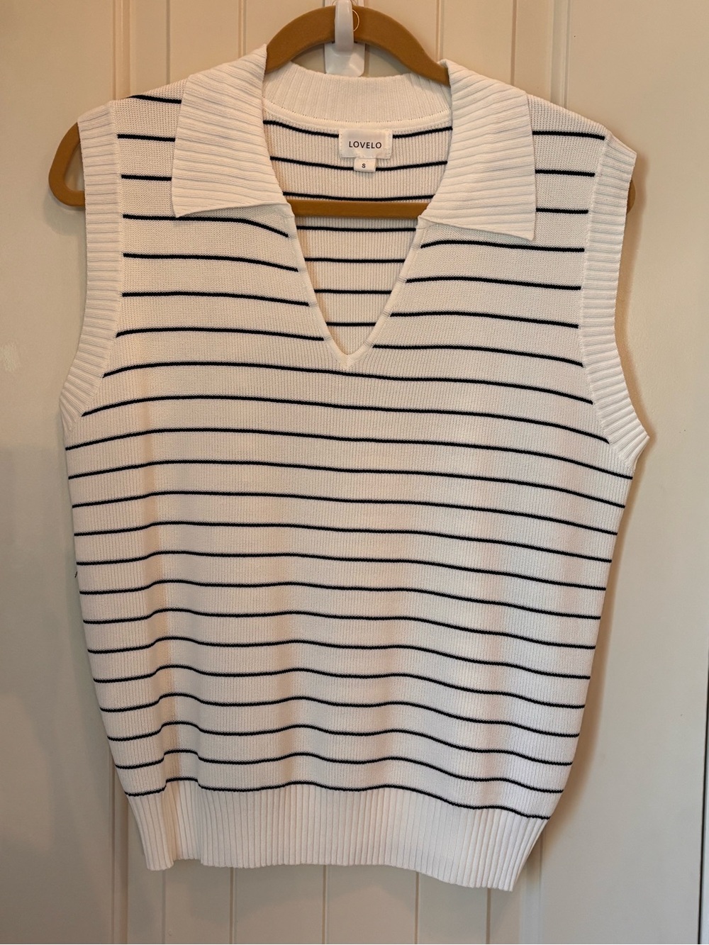 Lovelo Sleeveless NWOT V‑Neck Striped white and black summer Knit Tank small